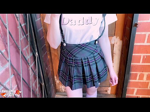 ❤️ Msichana wa shule Ananyonya Dick yake kwa kina na kutombana badala ya madarasa. Video ya mkundu